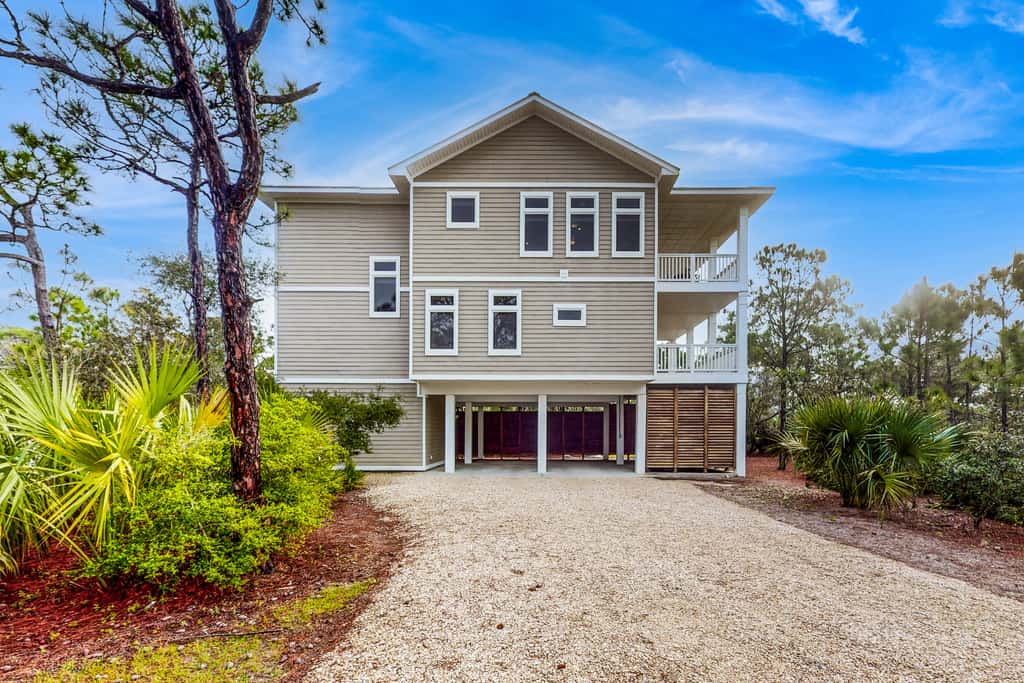 Spacious dog-friendly home with pool, hot tub, access to tennis, pickle ball, pools