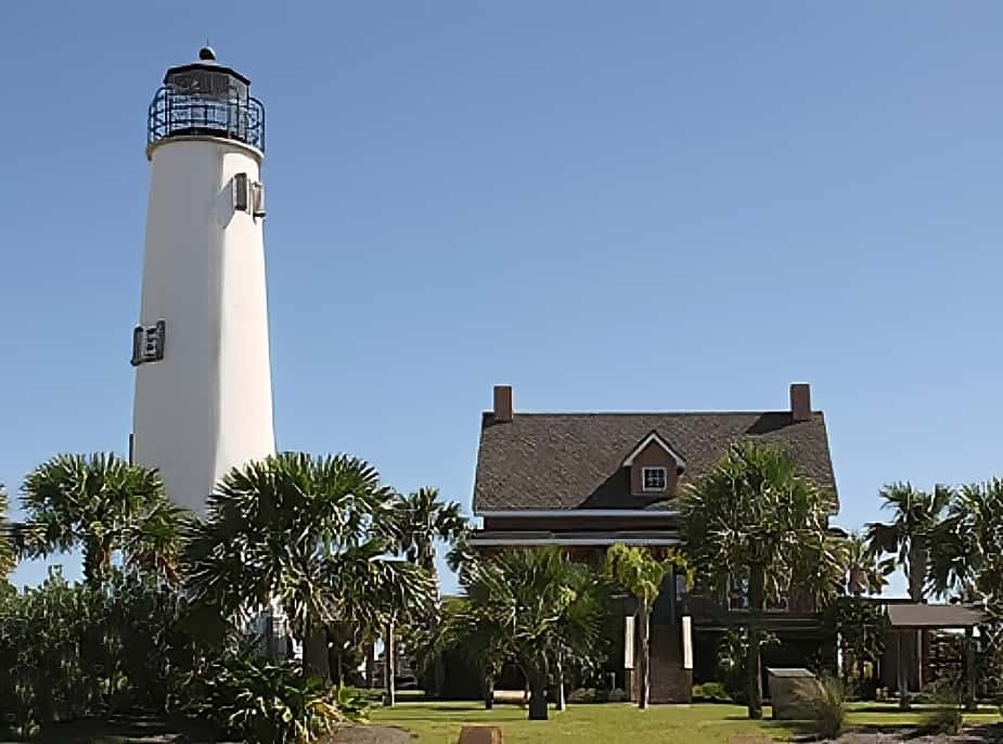 Spacious dog-friendly home with pool, hot tub, access to tennis, pickle ball, pools