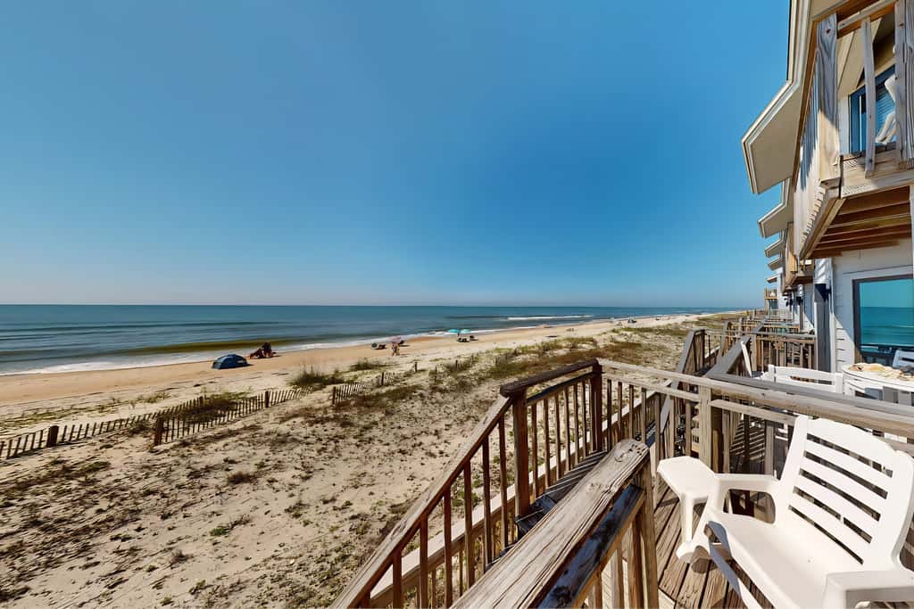 Dog-friendly beachfront townhouse with community pool, washer&dryer, central AC