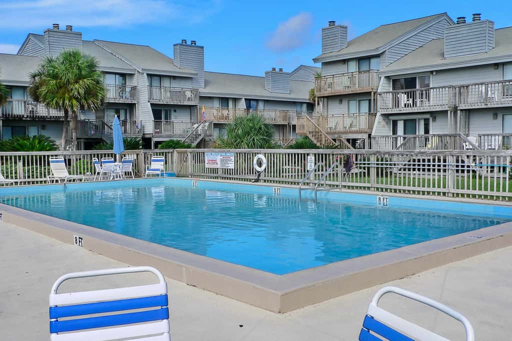 Dog-friendly beachfront townhouse with community pool, washer&dryer, central AC