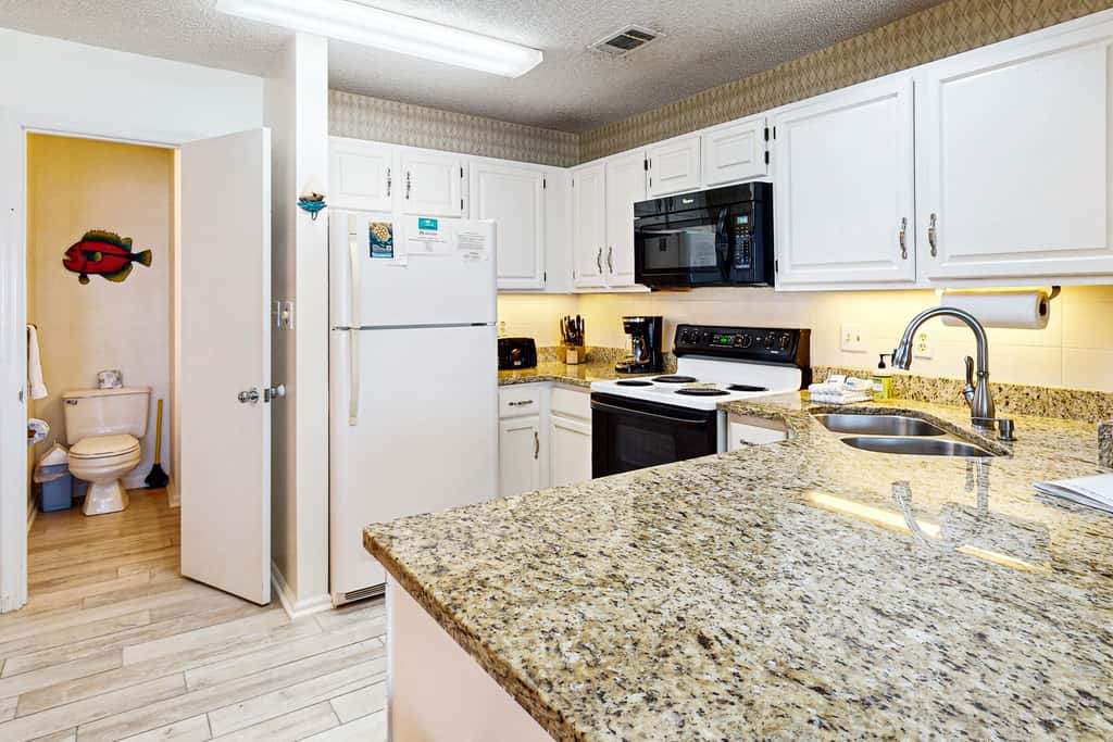 Dog-friendly beachfront townhouse with community pool, washer&dryer, central AC