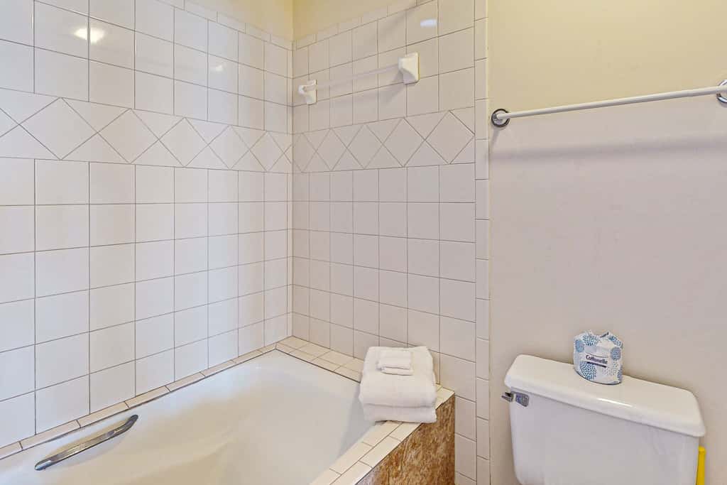 Dog-friendly beachfront townhouse with community pool, washer&dryer, central AC