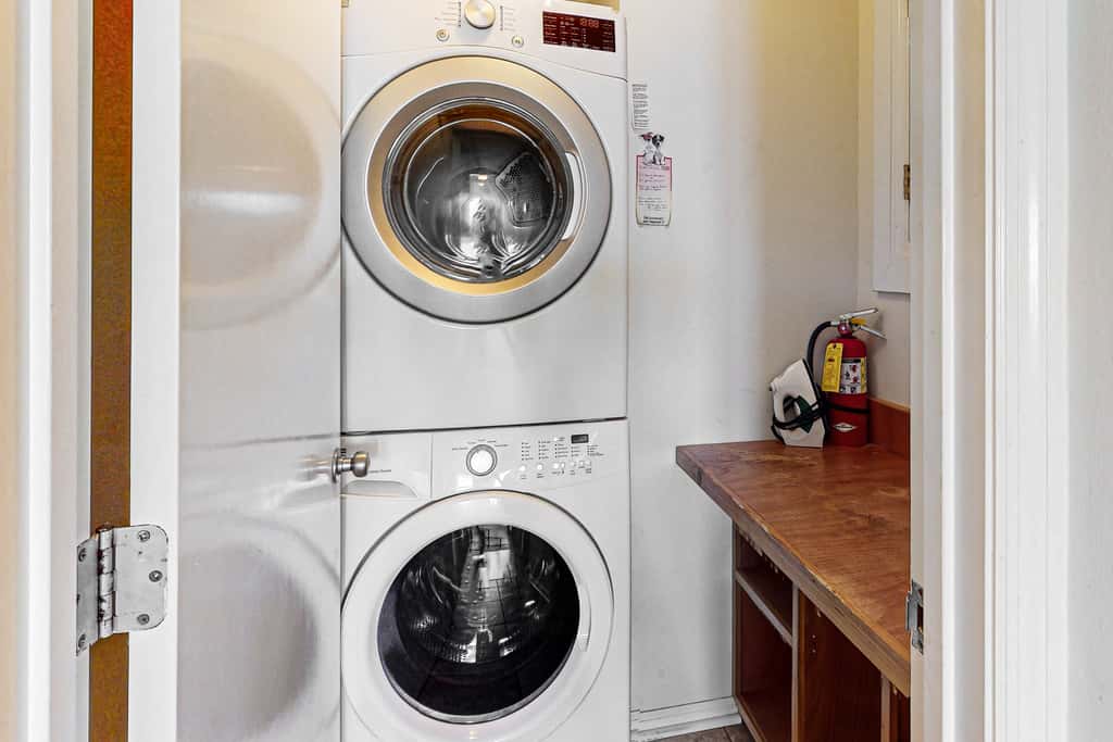 Dog-friendly beachfront townhouse with community pool, washer&dryer, central AC
