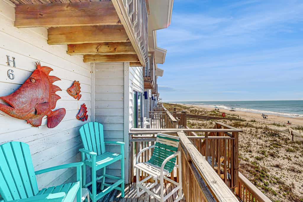 Dog-friendly beachfront townhouse with community pool, washer&dryer, central AC