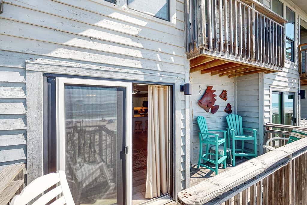 Dog-friendly beachfront townhouse with community pool, washer&dryer, central AC