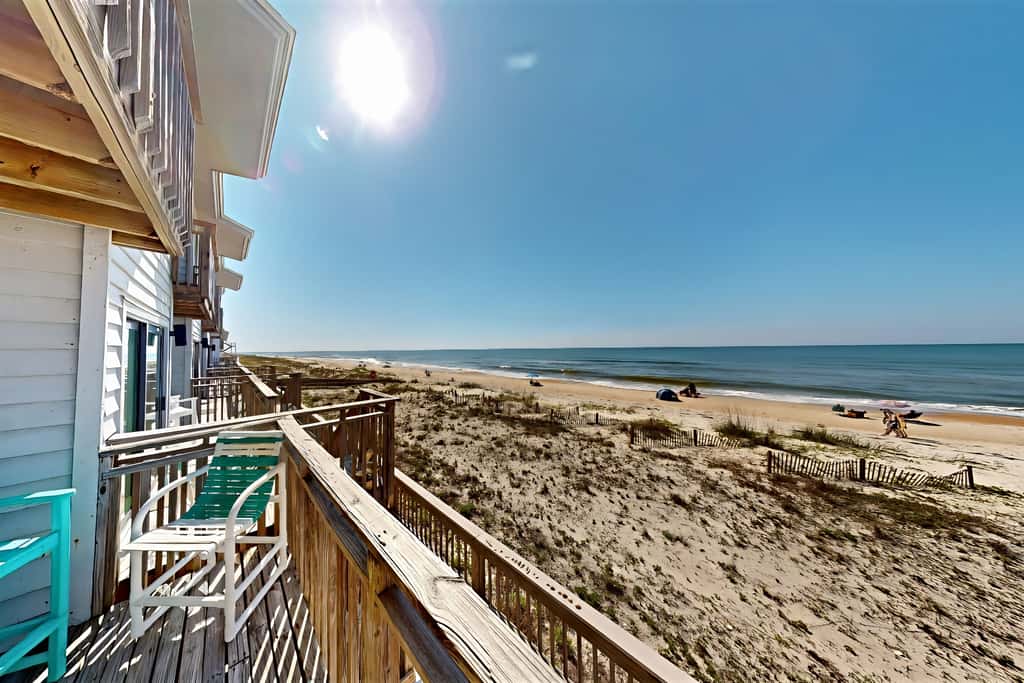 Dog-friendly beachfront townhouse with community pool, washer&dryer, central AC