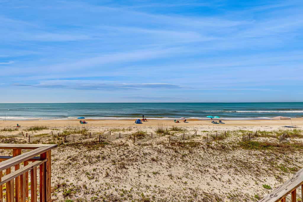 Dog-friendly beachfront townhouse with community pool, washer&dryer, central AC