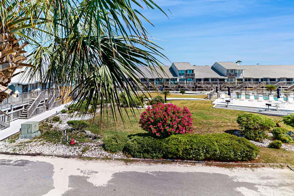 Dog-friendly beachfront townhouse with community pool, washer&dryer, central AC