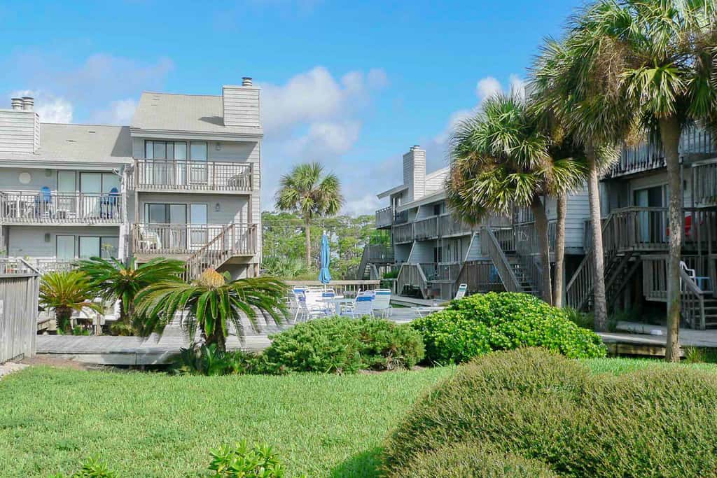 Dog-friendly beachfront townhouse with community pool, washer&dryer, central AC