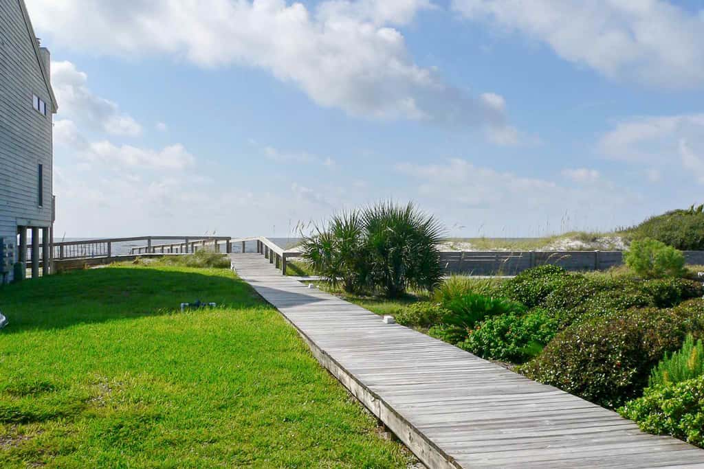 Dog-friendly beachfront townhouse with community pool, washer&dryer, central AC