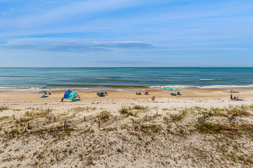 Dog-friendly beachfront townhouse with community pool, washer&dryer, central AC