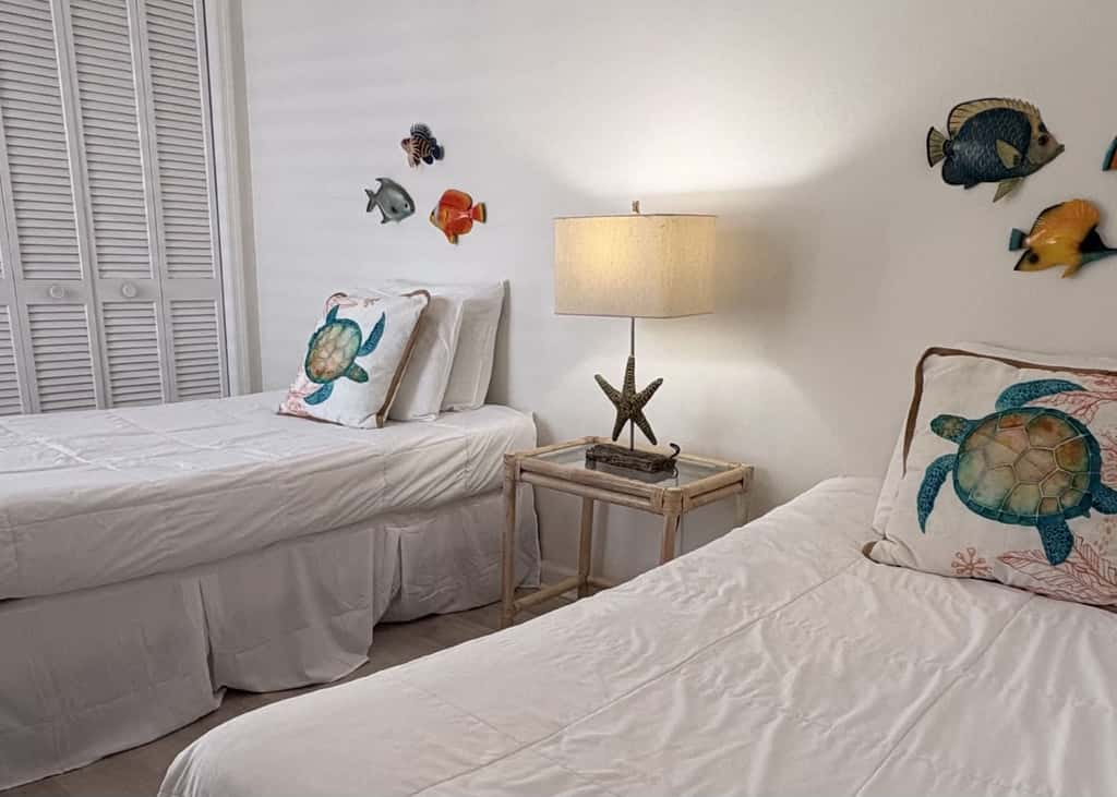 Dog-friendly beachfront townhouse with community pool, washer&dryer, central AC