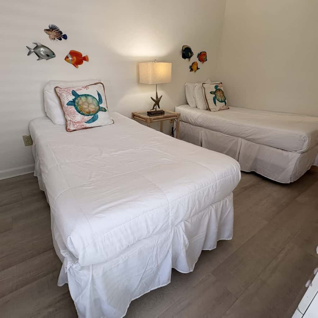 Dog-friendly beachfront townhouse with community pool, washer&dryer, central AC