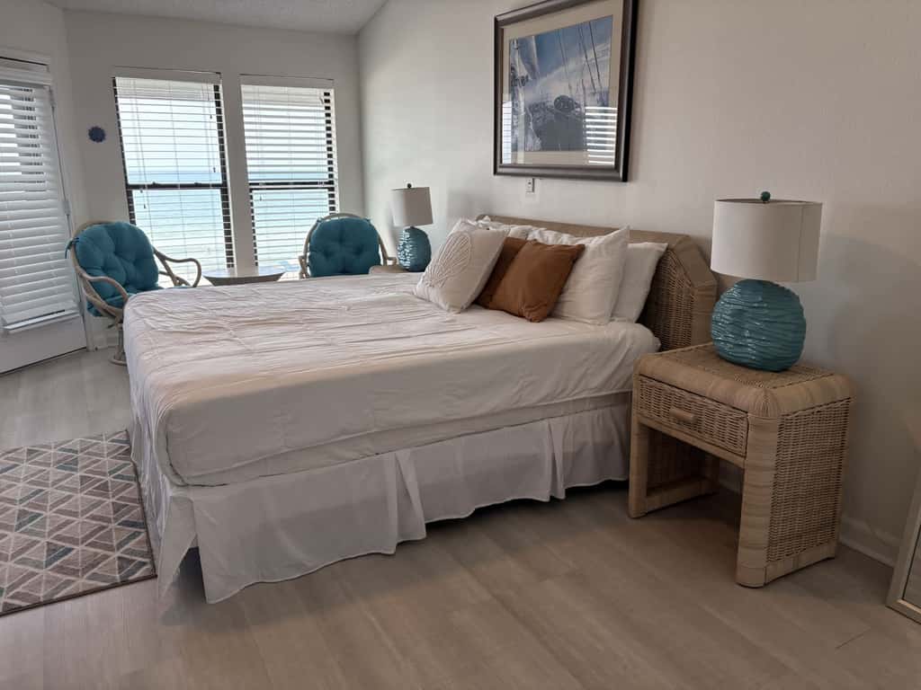 Dog-friendly beachfront townhouse with community pool, washer&dryer, central AC
