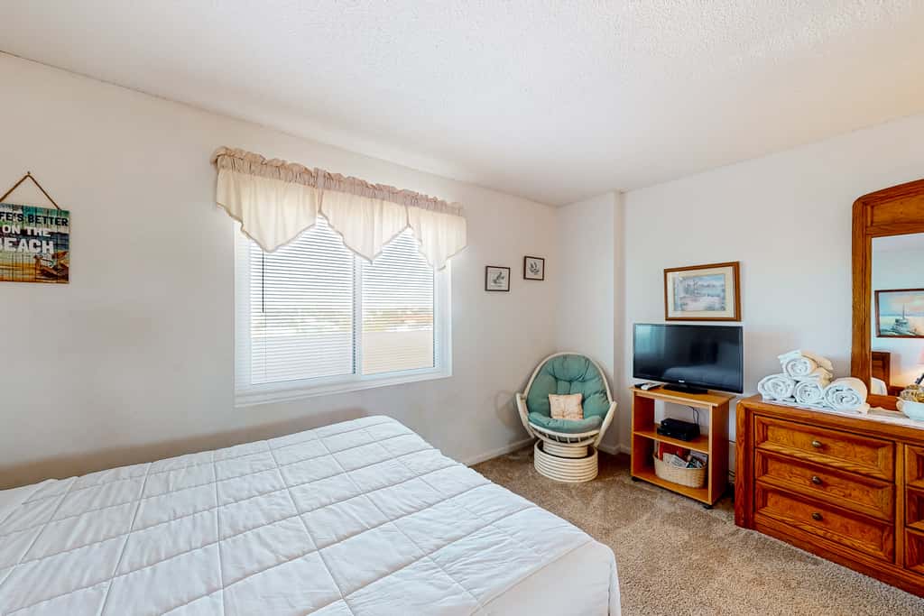 Gulf view & beachfront condo with balcony, pool, tennis, & gym