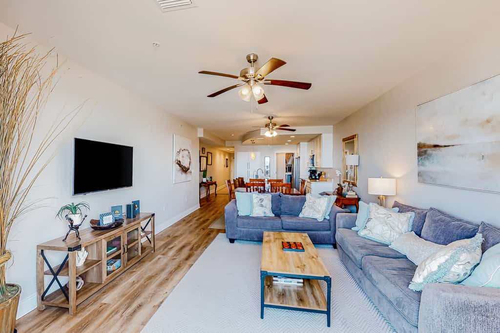 Renovated oceanfront condo with lanai, pool, hot tub & view - snowbird-friendly