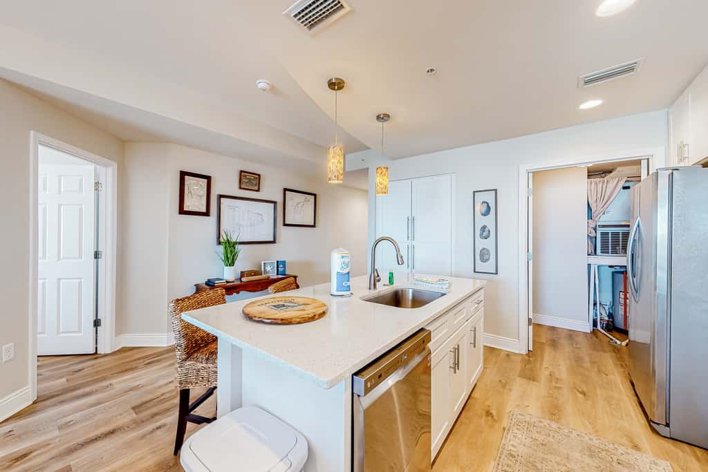 Renovated oceanfront condo with lanai, pool, hot tub & view - snowbird-friendly