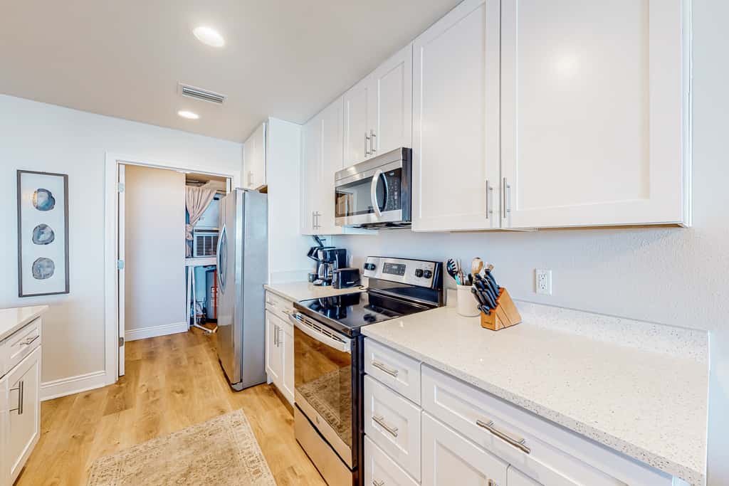 Renovated oceanfront condo with lanai, pool, hot tub & view - snowbird-friendly