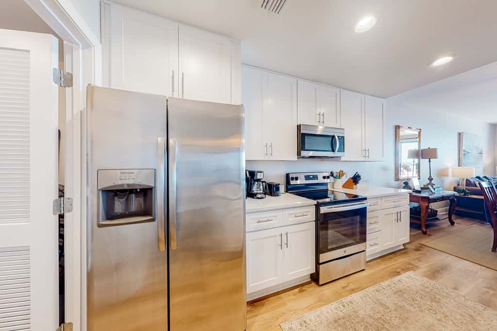 Renovated oceanfront condo with lanai, pool, hot tub & view - snowbird-friendly