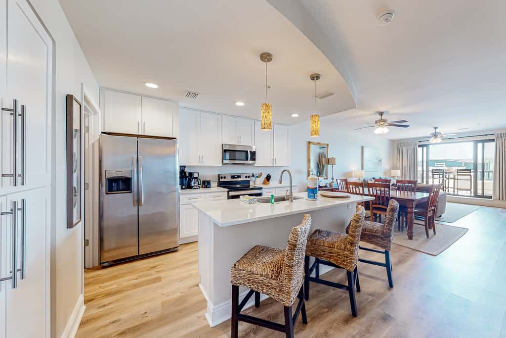 Renovated oceanfront condo with lanai, pool, hot tub & view - snowbird-friendly