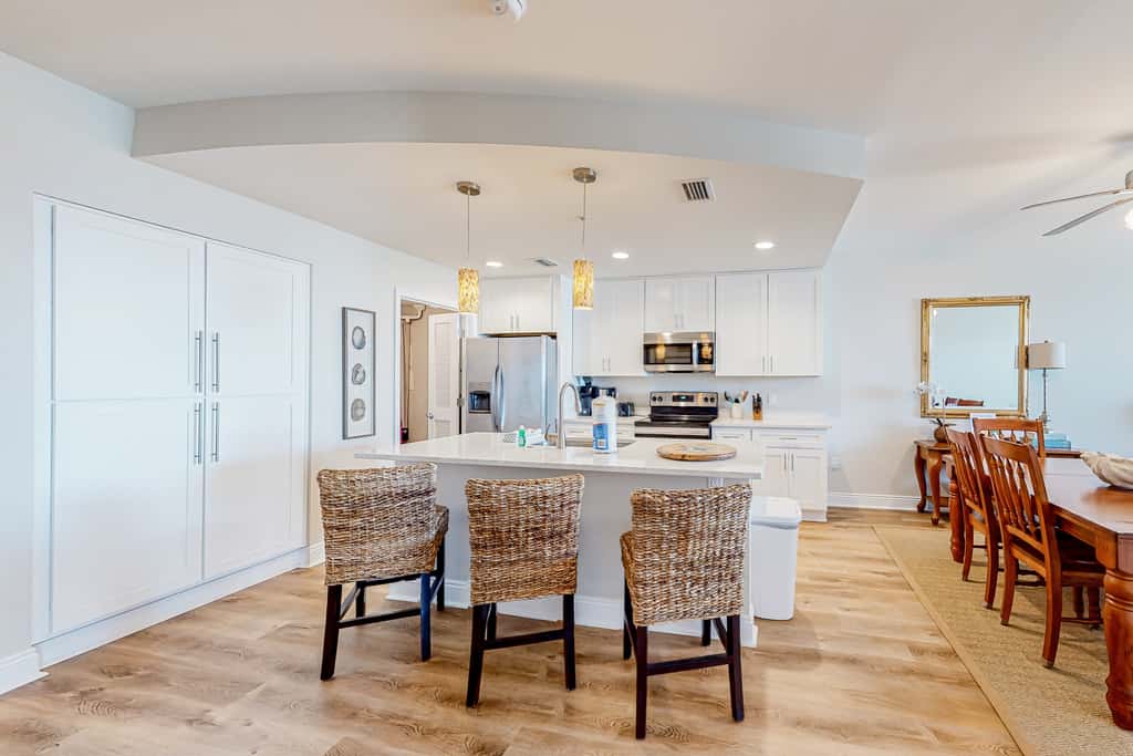 Renovated oceanfront condo with lanai, pool, hot tub & view - snowbird-friendly