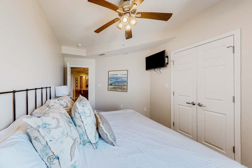 Renovated oceanfront condo with lanai, pool, hot tub & view - snowbird-friendly