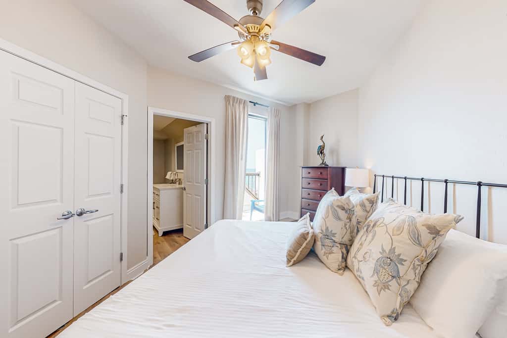 Renovated oceanfront condo with lanai, pool, hot tub & view - snowbird-friendly