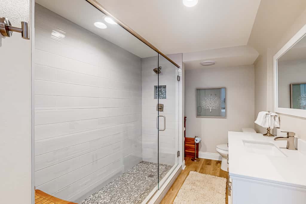 Renovated oceanfront condo with lanai, pool, hot tub & view - snowbird-friendly