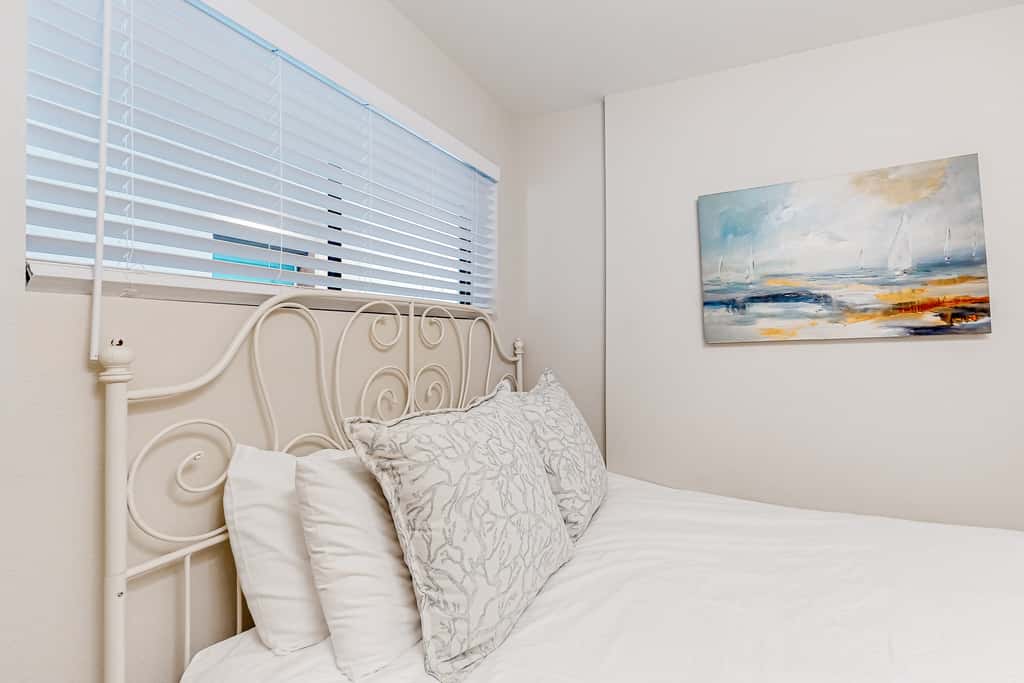 Renovated oceanfront condo with lanai, pool, hot tub & view - snowbird-friendly
