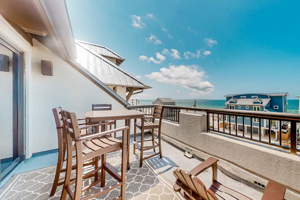 Renovated oceanfront condo with lanai, pool, hot tub & view - snowbird-friendly