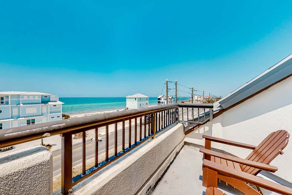 Renovated oceanfront condo with lanai, pool, hot tub & view - snowbird-friendly