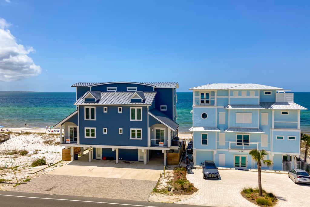 Renovated oceanfront condo with lanai, pool, hot tub & view - snowbird-friendly