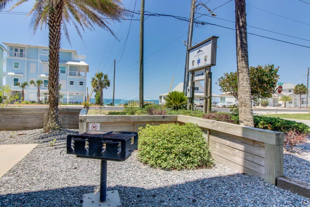 Renovated oceanfront condo with lanai, pool, hot tub & view - snowbird-friendly