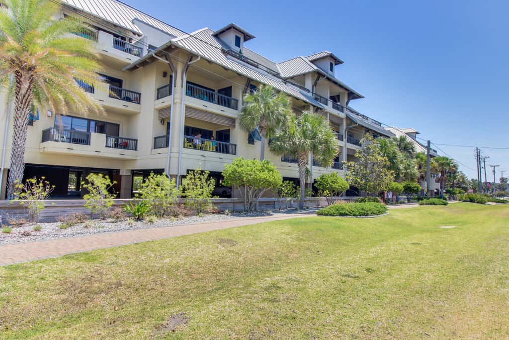 Renovated oceanfront condo with lanai, pool, hot tub & view - snowbird-friendly