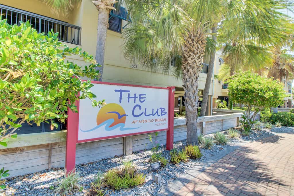 Renovated oceanfront condo with lanai, pool, hot tub & view - snowbird-friendly