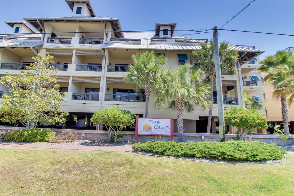 Renovated oceanfront condo with lanai, pool, hot tub & view - snowbird-friendly
