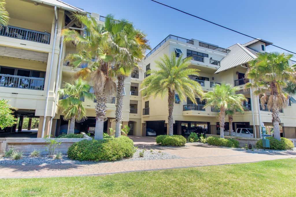 Renovated oceanfront condo with lanai, pool, hot tub & view - snowbird-friendly