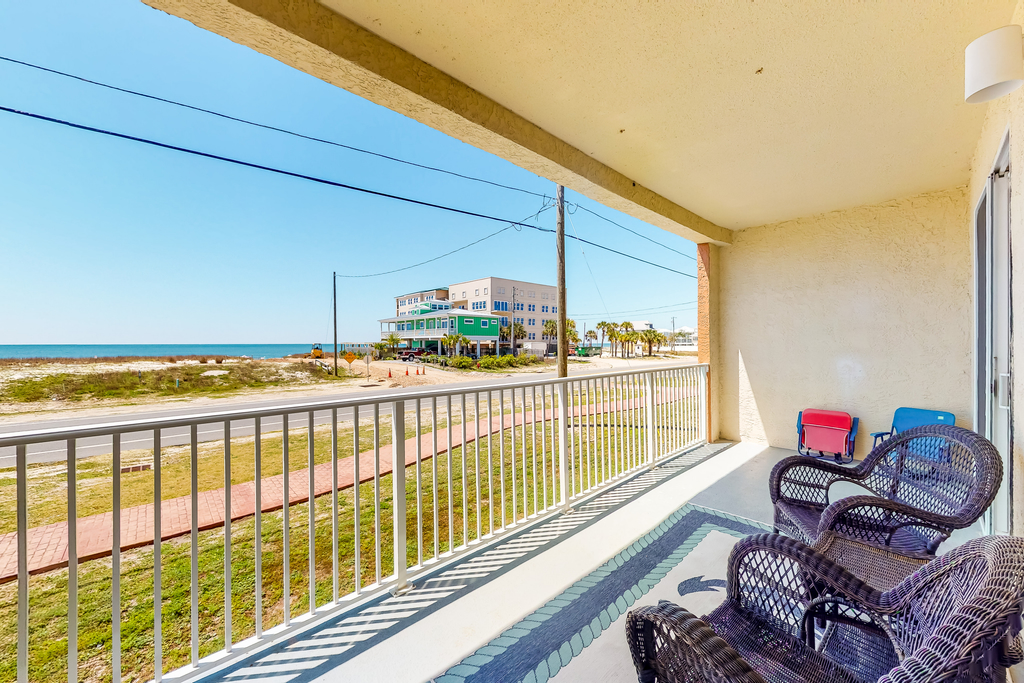 Ocean view condo with central AC, WiFi, washer&dryer, access to pool, hot tub