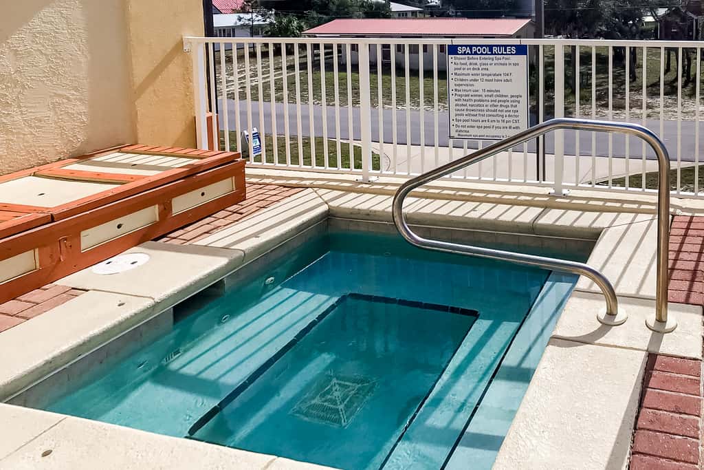 Ocean view condo with central AC, WiFi, washer&dryer, access to pool, hot tub