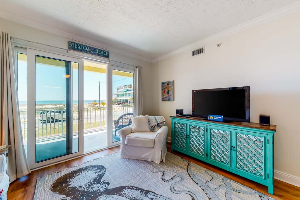 Ocean view condo with central AC, WiFi, washer&dryer, access to pool, hot tub