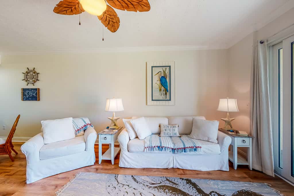 Ocean view condo with central AC, WiFi, washer&dryer, access to pool, hot tub