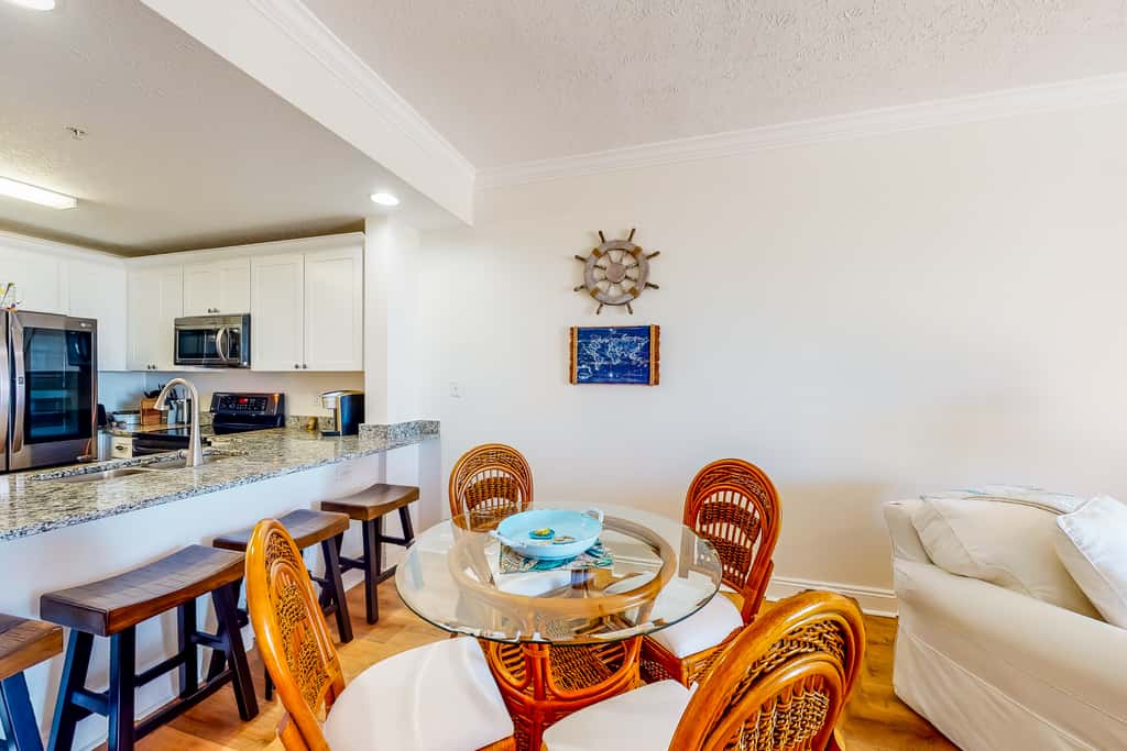 Ocean view condo with central AC, WiFi, washer&dryer, access to pool, hot tub