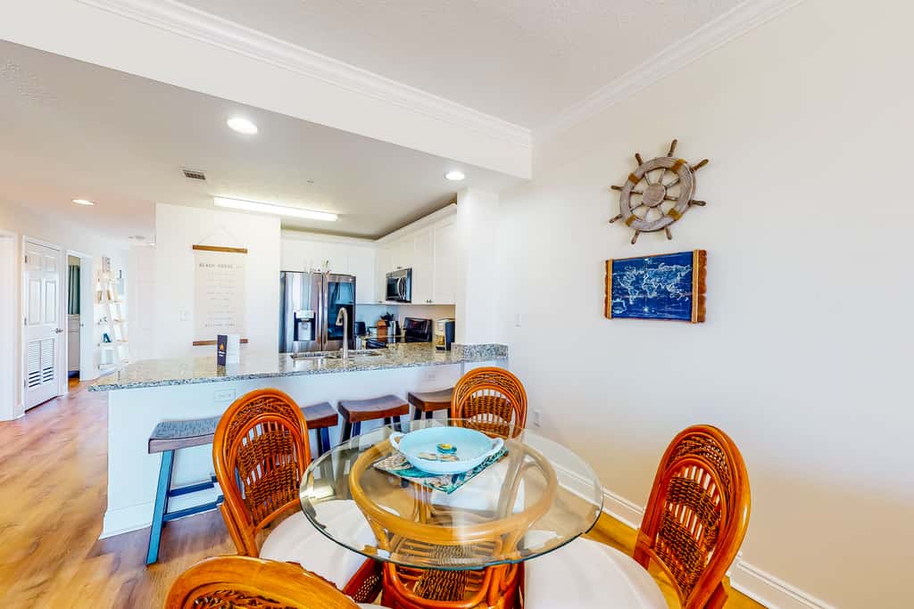 Ocean view condo with central AC, WiFi, washer&dryer, access to pool, hot tub