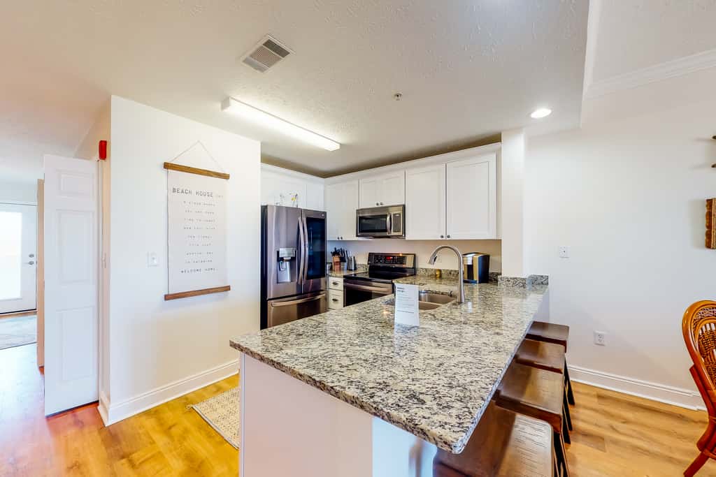 Ocean view condo with central AC, WiFi, washer&dryer, access to pool, hot tub