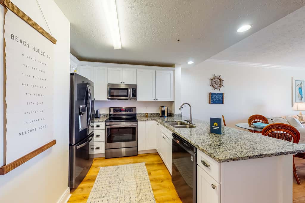 Ocean view condo with central AC, WiFi, washer&dryer, access to pool, hot tub
