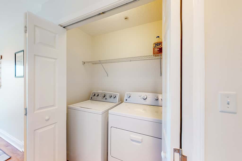 Ocean view condo with central AC, WiFi, washer&dryer, access to pool, hot tub