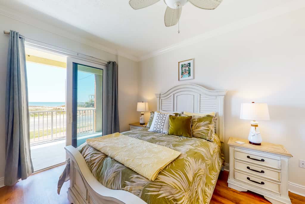 Ocean view condo with central AC, WiFi, washer&dryer, access to pool, hot tub