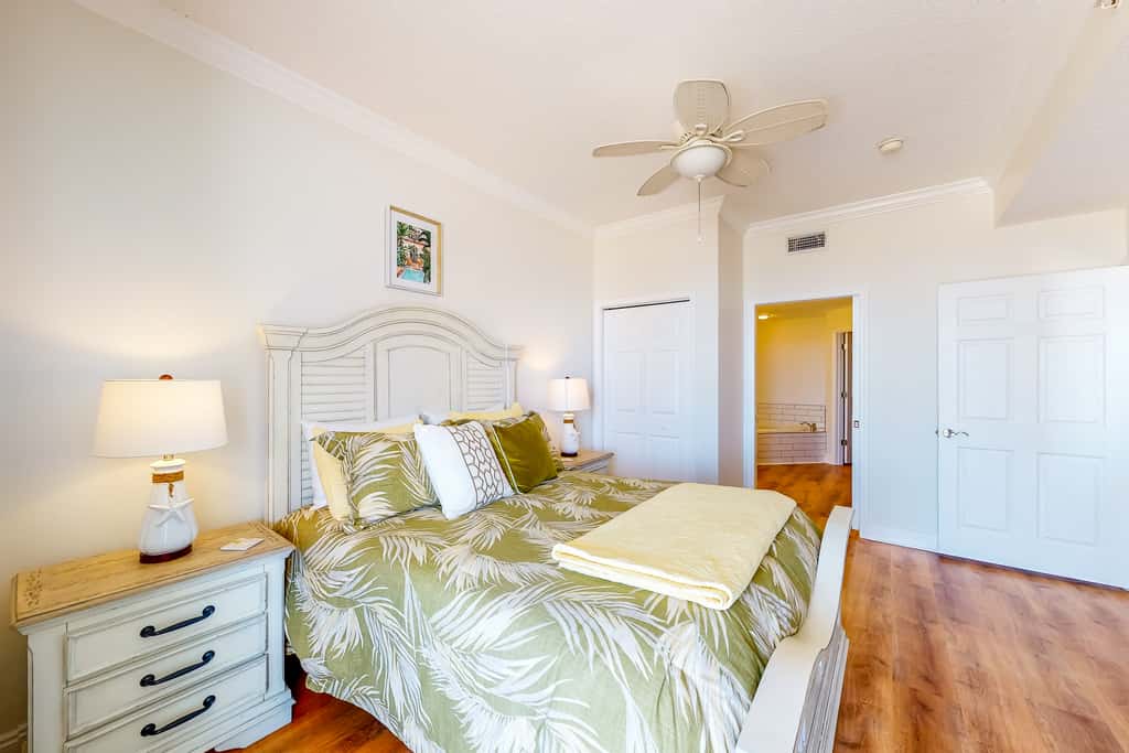 Ocean view condo with central AC, WiFi, washer&dryer, access to pool, hot tub