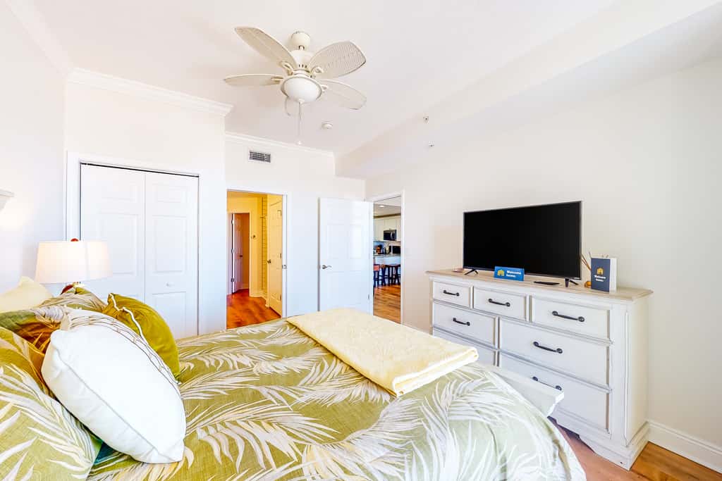 Ocean view condo with central AC, WiFi, washer&dryer, access to pool, hot tub