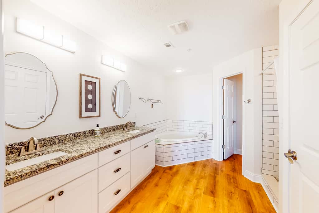 Ocean view condo with central AC, WiFi, washer&dryer, access to pool, hot tub